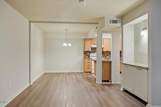 Foto del edificio - 7124 Longstreet Dr
