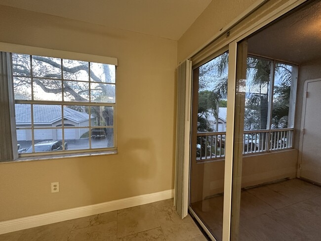 Foto del edificio - 2820 N Oakland Forest Dr