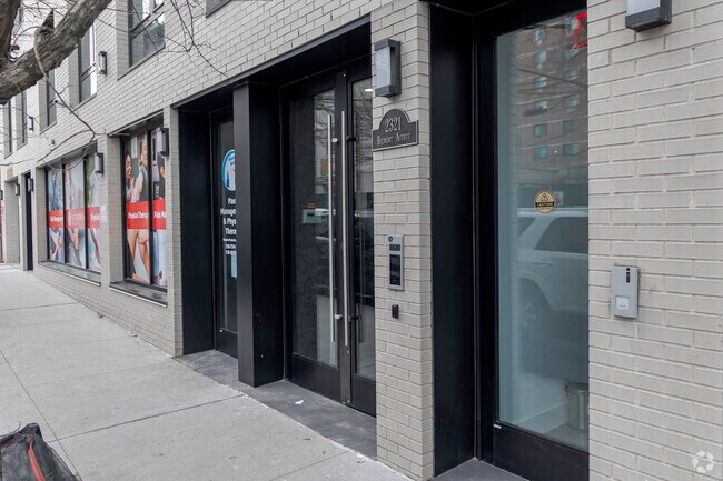 Entrada - 2321 Belmont Ave