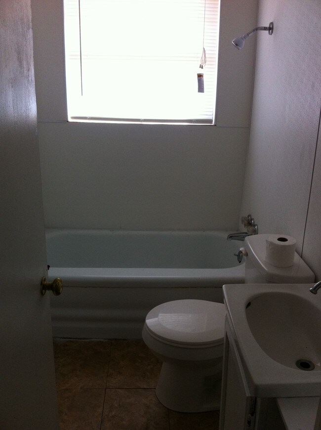 Building Photo - 2703 Ridgeway Dr