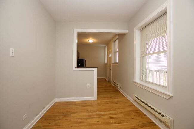 Building Photo - 4422 N Wolcott Ave