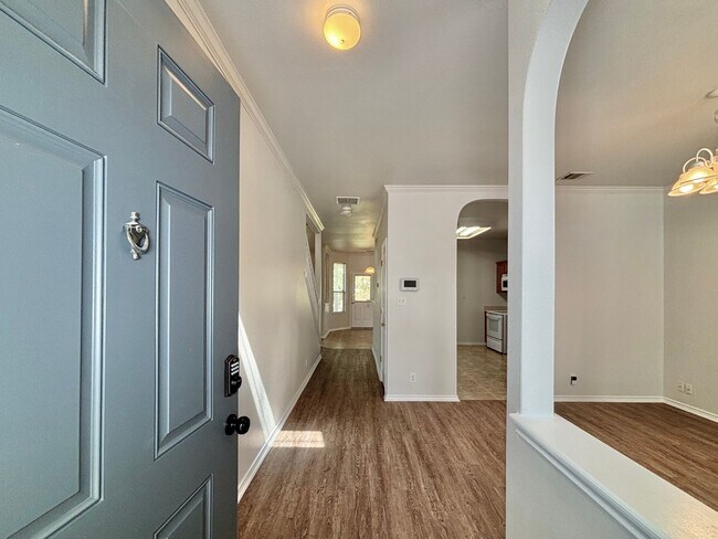 Building Photo - Spacious 3 bedroom home!