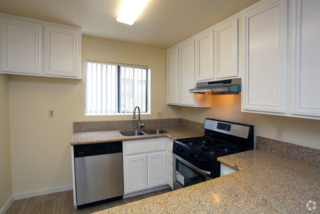 2 Br, 2 Ba-Kitchen - 413 N Adams St