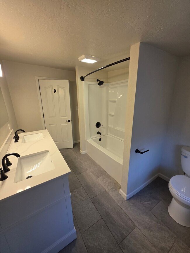 Building Photo - Close to River Access, and Historic Downtown Grants Pass