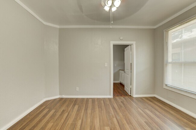 Building Photo - N Rosedale Ave Duplex
