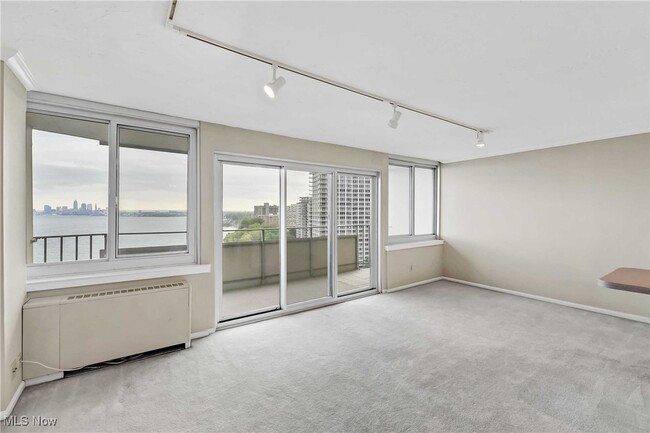 Foto del edificio - 12900 Lake Ave
