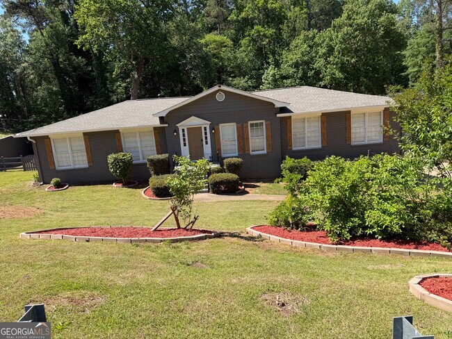 Building Photo - 3336 Camelot Dr NE