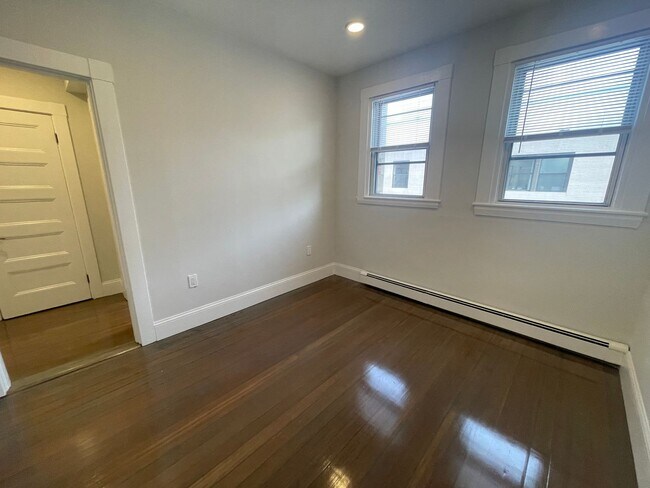 Building Photo - Newton | 1 Bedroom, 1 Bathroom | $2,250 | ...