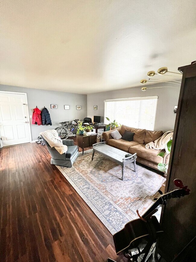 Building Photo - Locust312 (CW-KS)