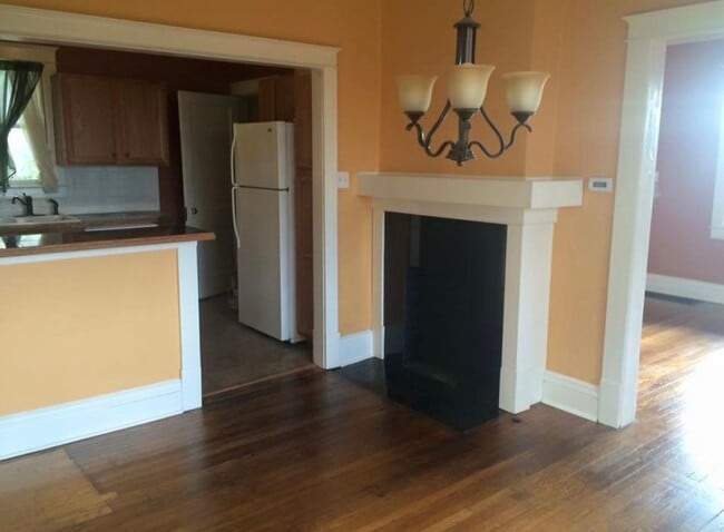 Building Photo - Charming Two Bedroom Home Overlookong Char...