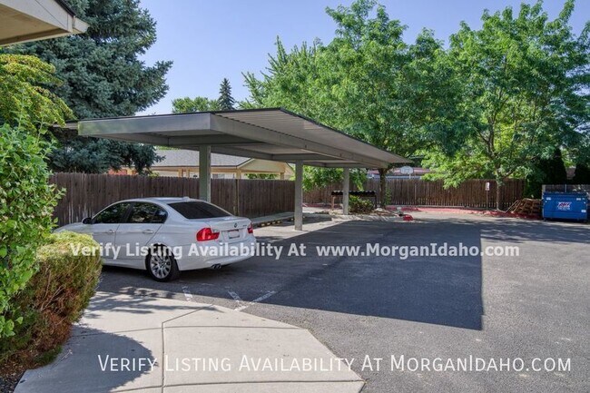 Building Photo - Conveniently located Boise Bench townhomes