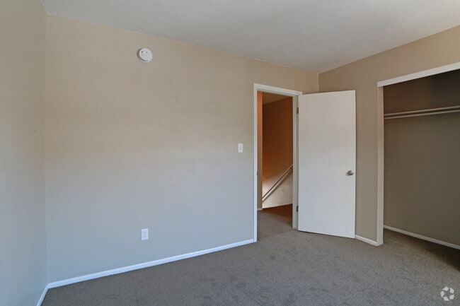 2BR, 1.5BA - 2000 Walnut Apartments