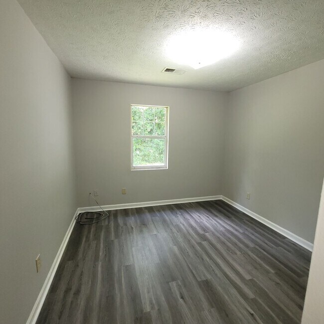 Foto del edificio - renovated 2 bedroom for rent