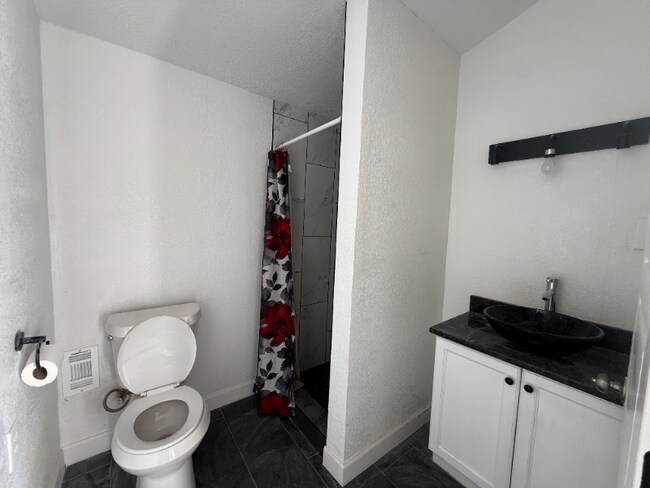 Photo - 231 E Lubbock St Apartment