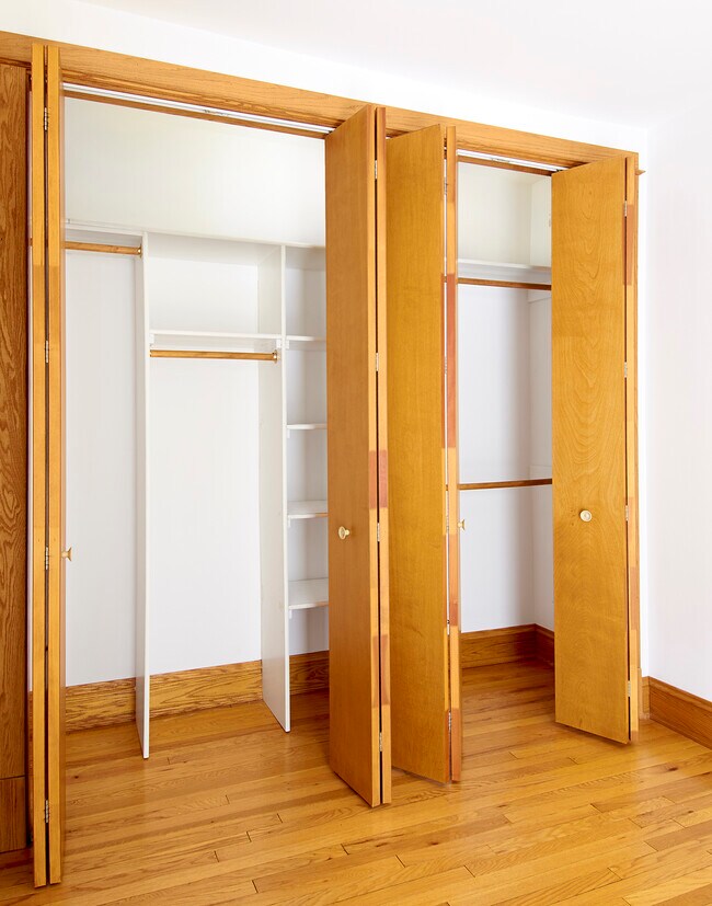 Custom Closets - 5615 N Winthrop Ave