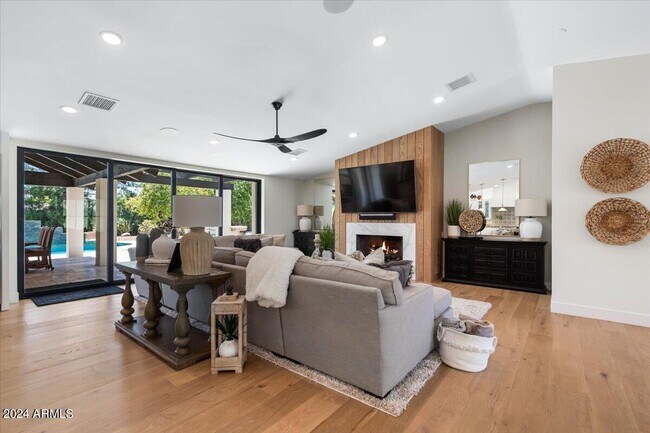 Building Photo - 8307 E Sharon Dr