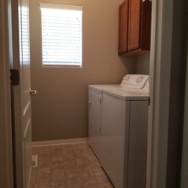 Foto del edificio - Beautiful & Spacious 4 Bedroom In Northwes...