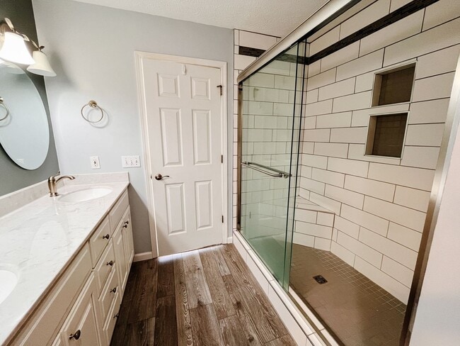 Building Photo - Renovated 3 Bedroom, 3 Bath Townhouse with...