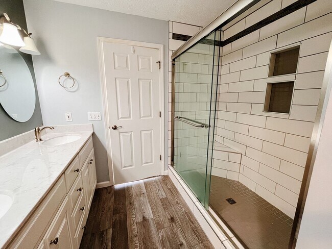 Foto del edificio - Renovated 3 Bedroom, 3 Bath Townhouse with...
