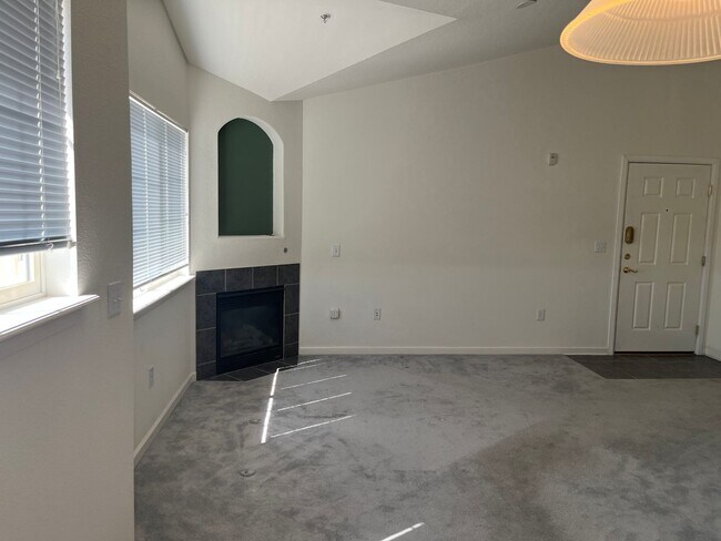 Building Photo - Cozy 1 bed 1 bath in Gated community near DIA