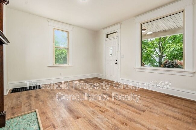 Building Photo - 479 Siebert St