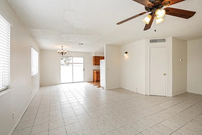 Building Photo - 901 Calico Hills Ct