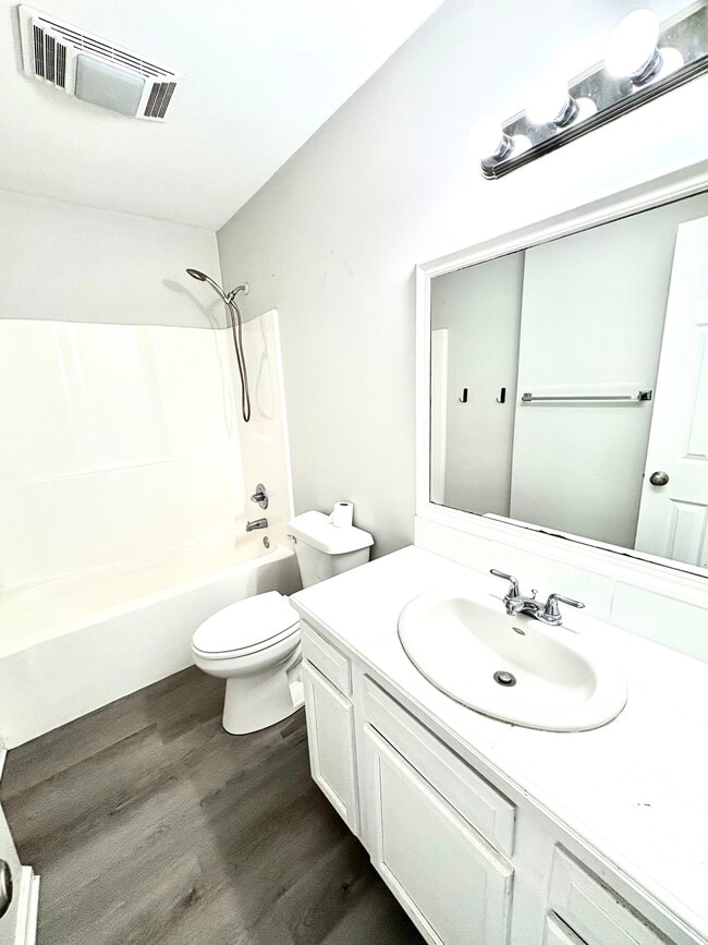 Building Photo - 1504 Southport Blvd