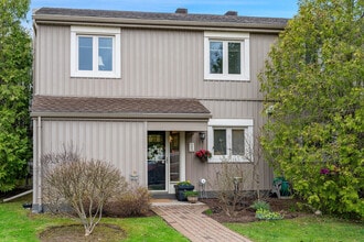 Building Photo - 565 Oxbow Crescent