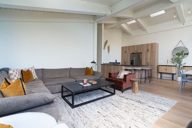 Foto del edificio - 360 Wood Rd