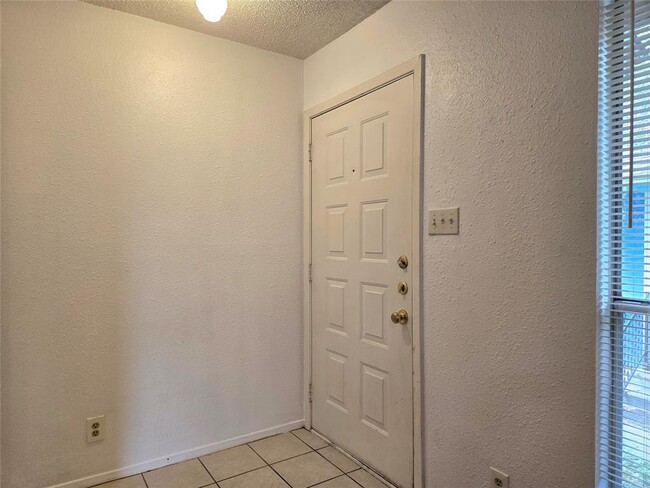 Building Photo - 1404 Matthews Ln
