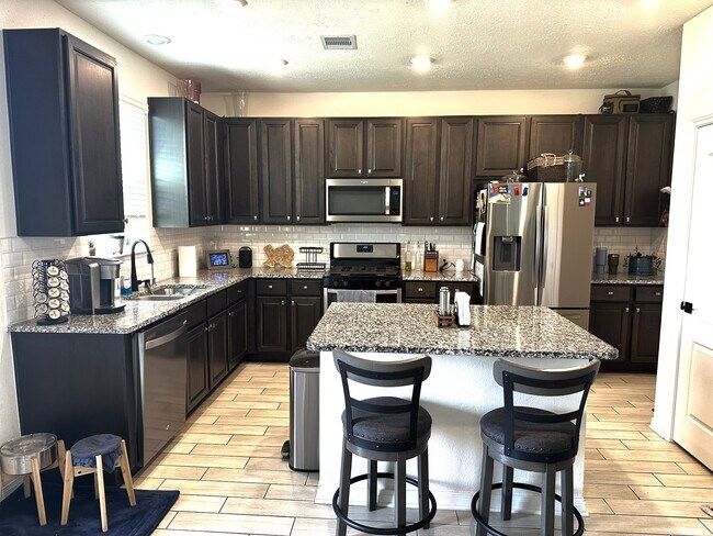 Building Photo - 5027 Hickory Deer Ln