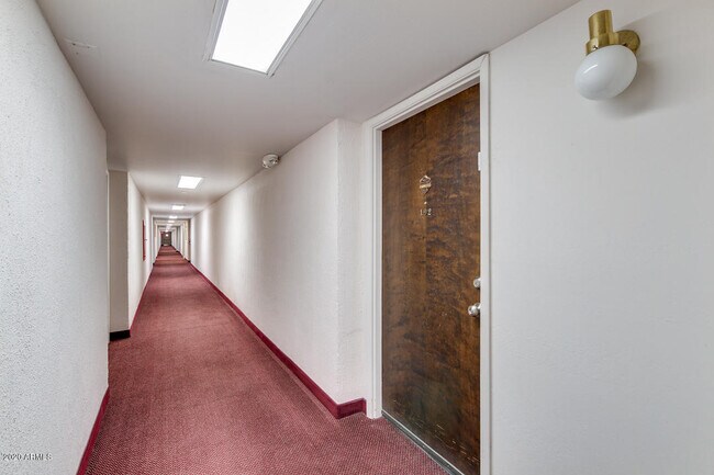 Foto del edificio - 7910 E Camelback Rd