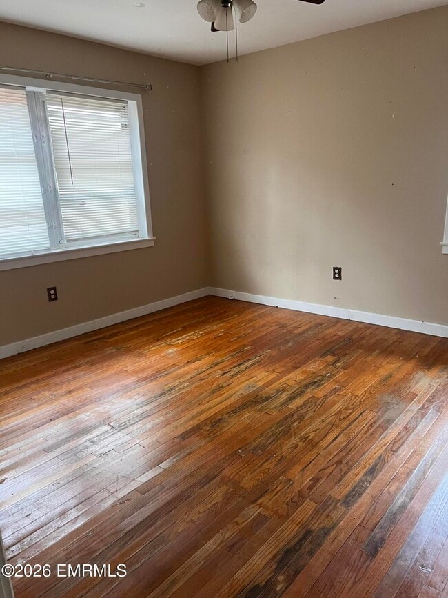 Building Photo - 107 Oak Ridge Dr