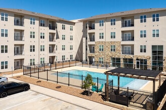 Building Photo - Pines at Frazier