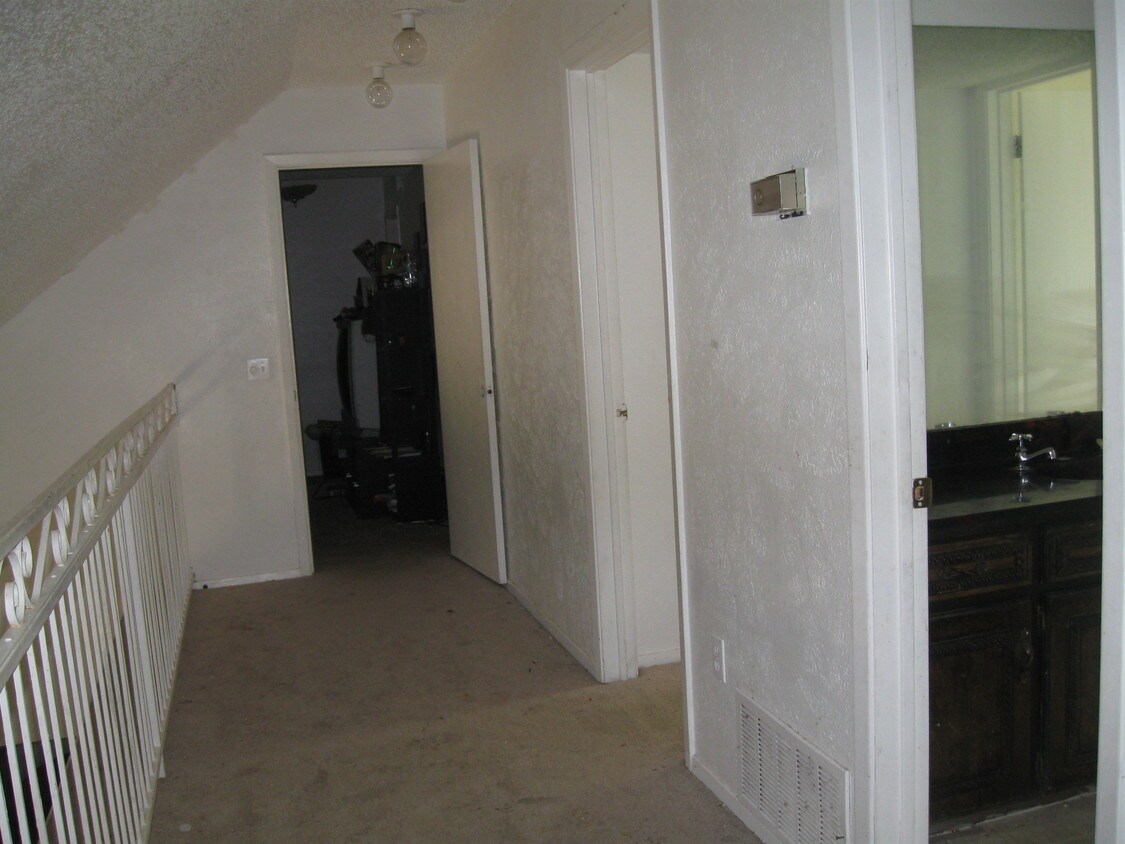 Vestíbulo en planta superior a BedRms &amp; Habitación principal - 711 W Sanford St