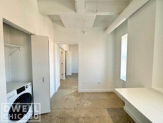 Building Photo - 1009 W Lawrence Ave