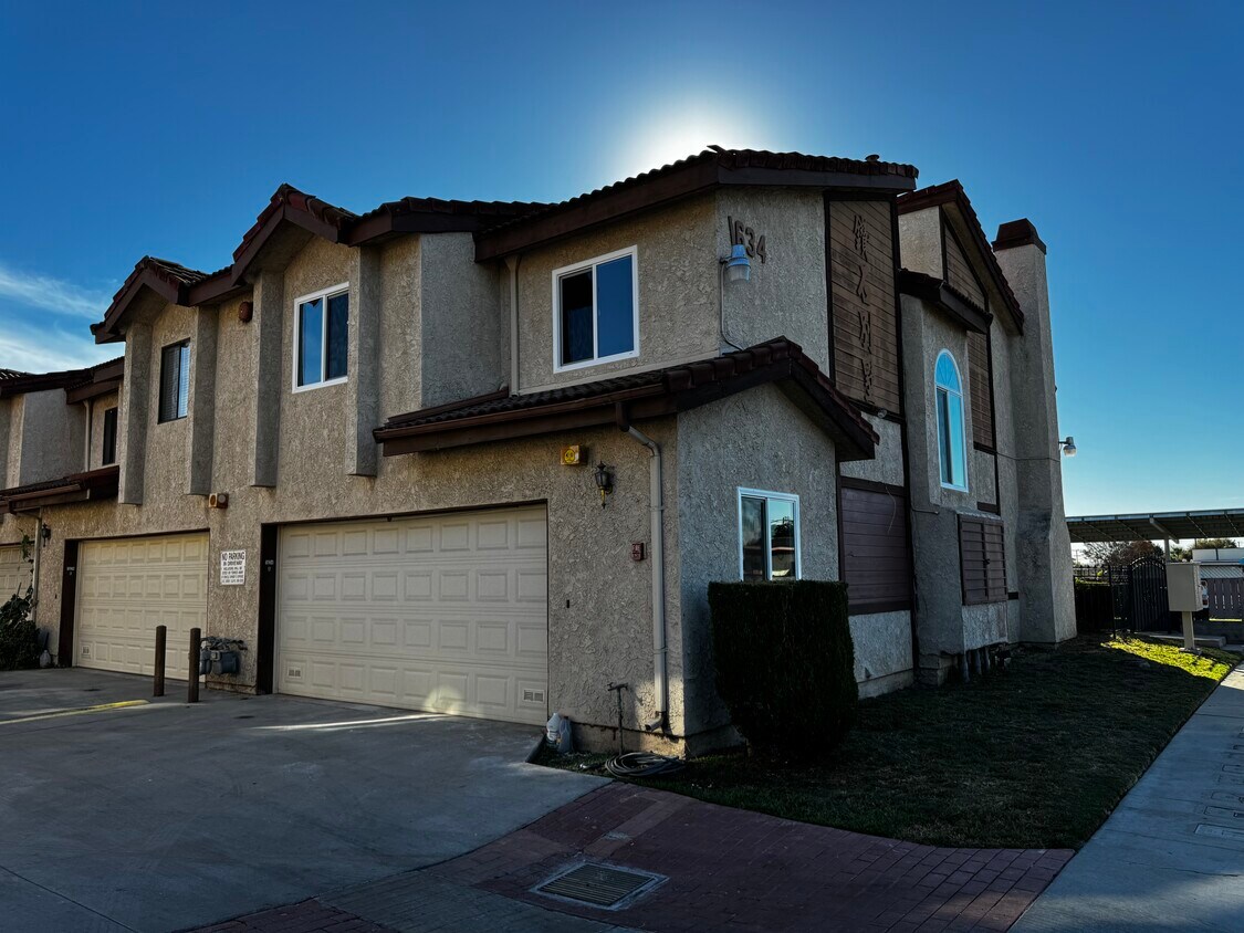 End unit townhome - 1634 Alegro Sq