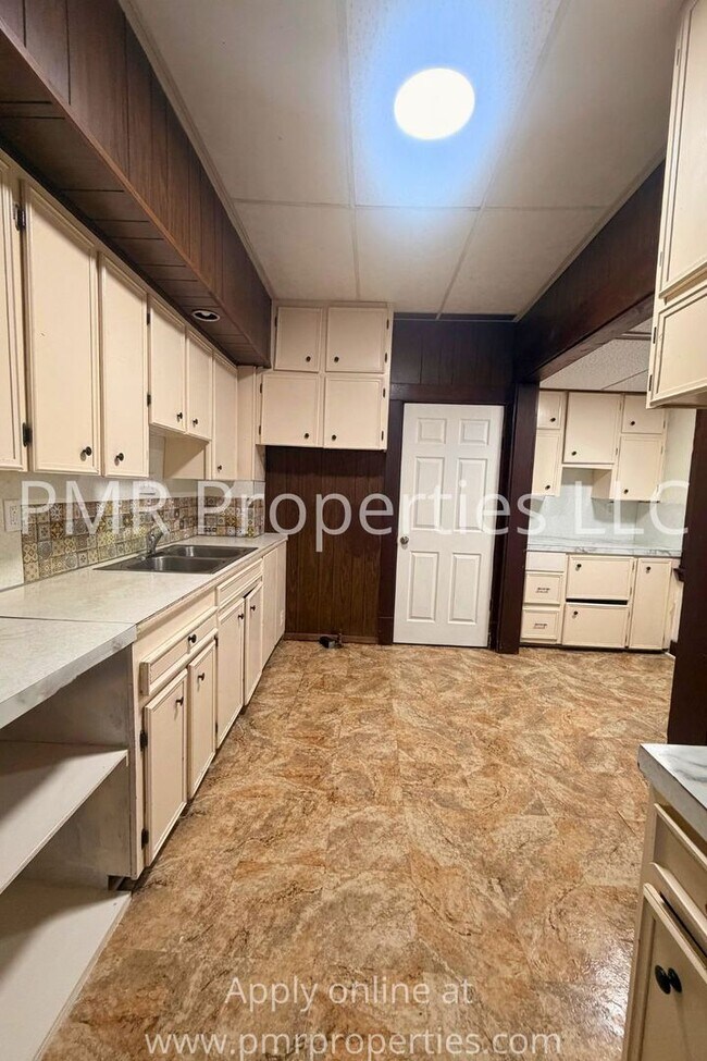 Building Photo - 3 Bedrooms / 1 Bathroom House
