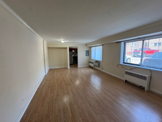 Building Photo - 2704 W Lunt Ave
