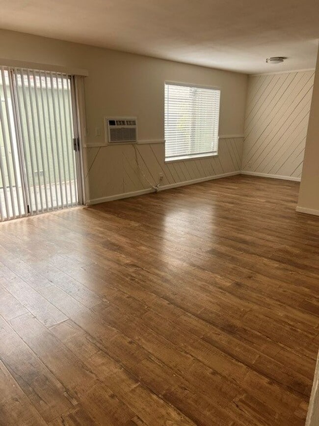 Building Photo - Renovated 3 Bedroom/1 Bath Town Home