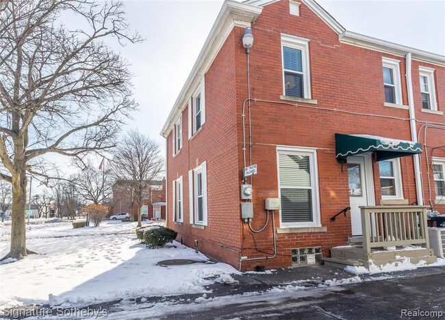 Building Photo - 711 St Clair Ave