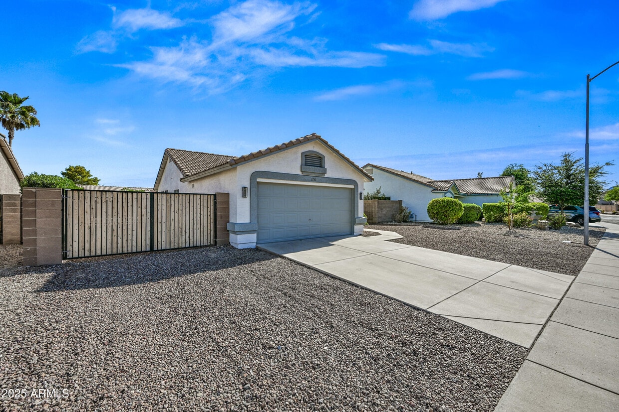 Foto principal - 3735 W Charlotte Dr
