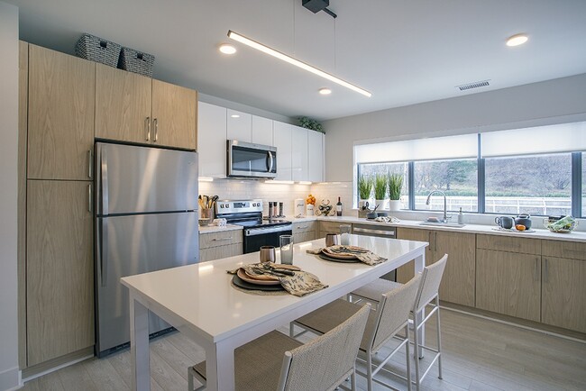 Cocina con ventanas extragrandes en la unidad Corner - Admirals Cove