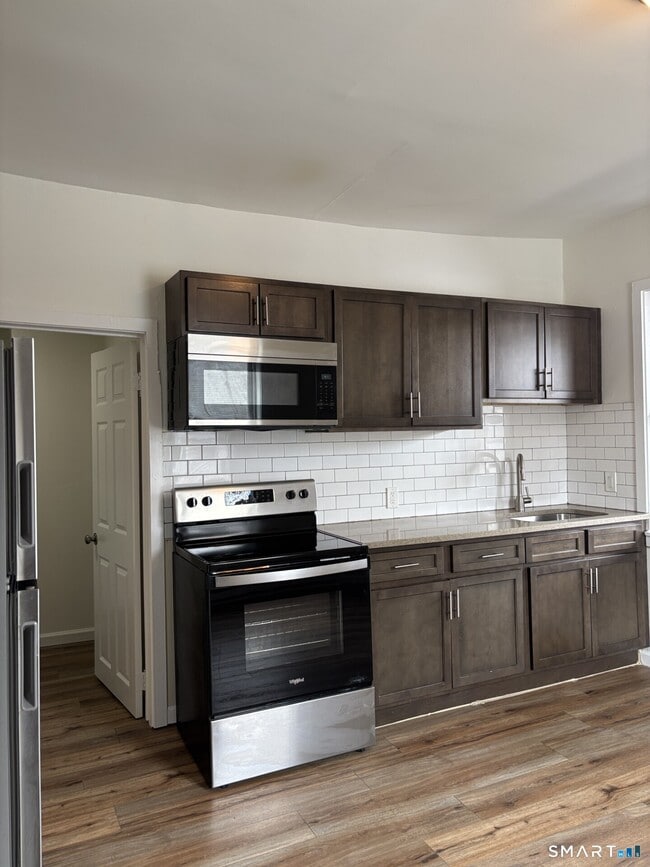 Foto del edificio - 110 Rockwell Ave