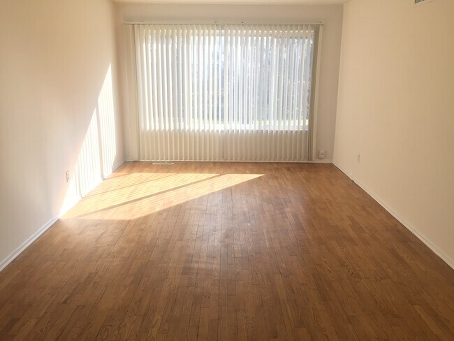 Foto del edificio - 1343 W Lake Lansing Rd