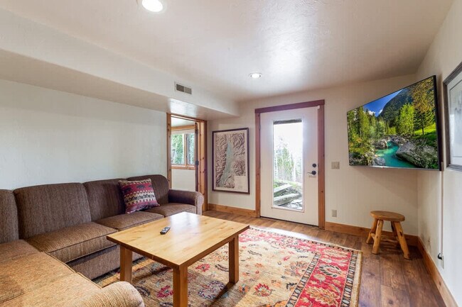 Foto del edificio - 7855 Pine Tree Rd