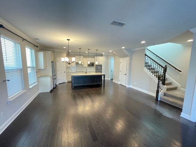 Building Photo - Ashcrest home with 3 bedrooms, nice kitchen!