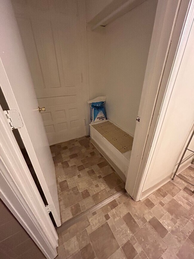 Building Photo - 828 Cass St