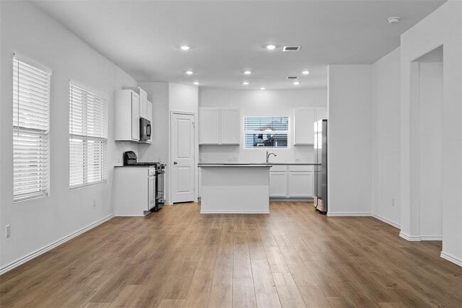 Building Photo - 105 Allegro Dr