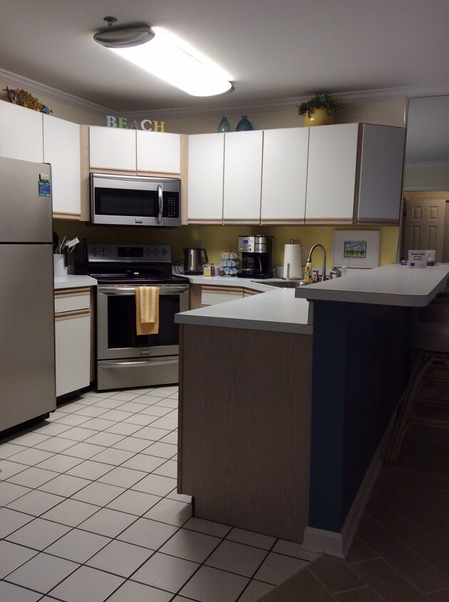 Kitchen - 201 S Heron Dr